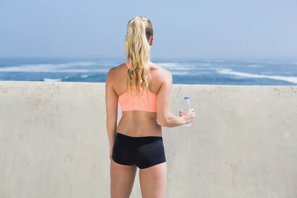 Fit blonde holding water bottle — Stock Photo, Image