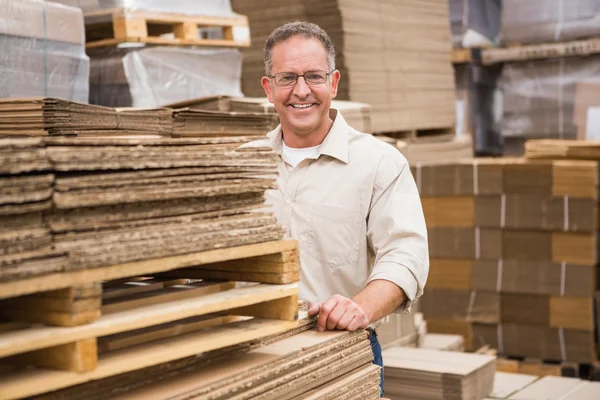 Sorrindo trabalhador armazém — Fotografia de Stock