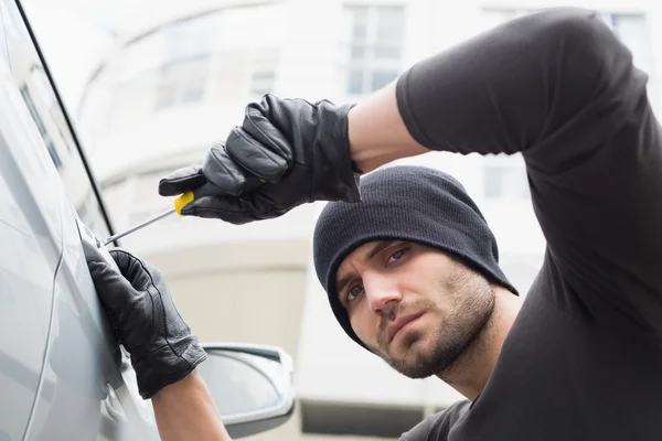 Dief breken in de auto met schroevendraaier — Stockfoto