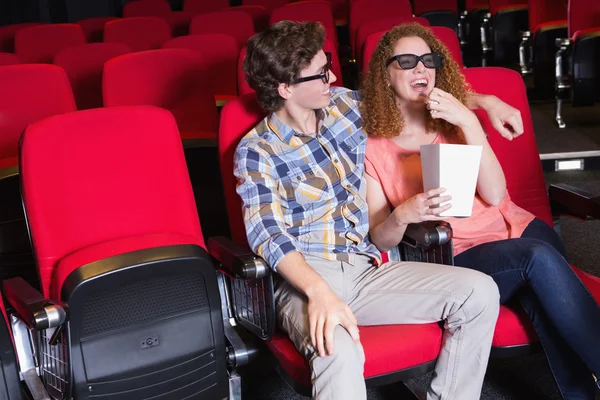 Jeune couple regardant un film 3d — Photo