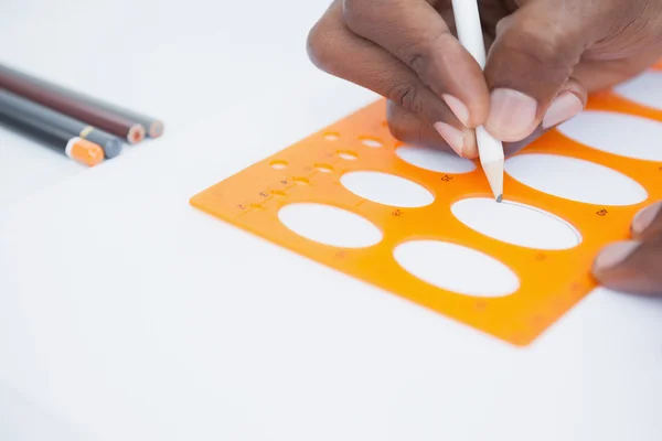 Hand des Geschäftsmannes mit Bleistift und Schablone — Stockfoto