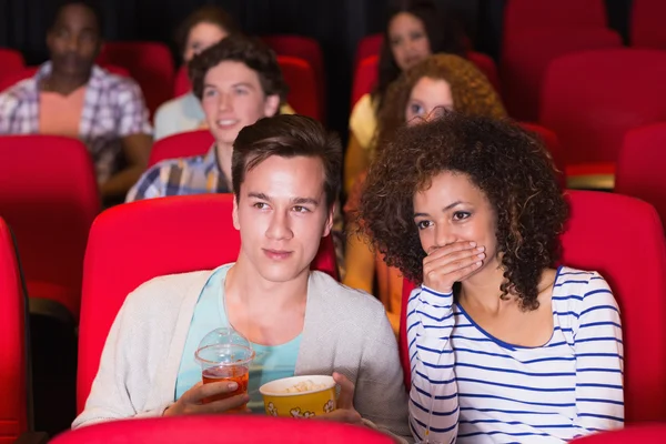 Pareja joven viendo una película — Foto de Stock