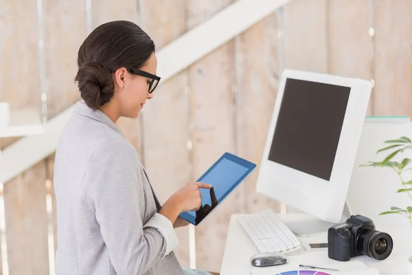 Stylische Brünette arbeitet von zu Hause aus — Stockfoto