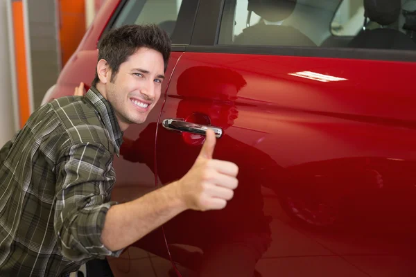 Homem abraçando carro vermelho — Fotografia de Stock