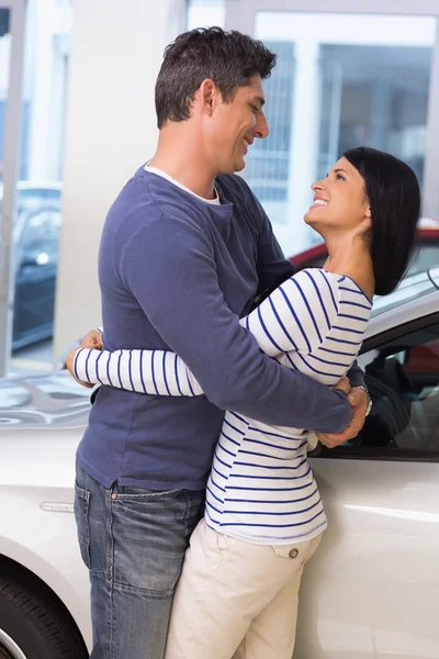 Sorridente coppia abbracciare e sorridere — Foto Stock