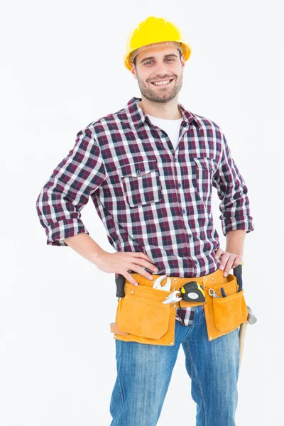 Handyman mani in piedi sui fianchi — Foto Stock