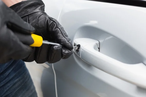 Thief breaking into a car — Stock Photo, Image