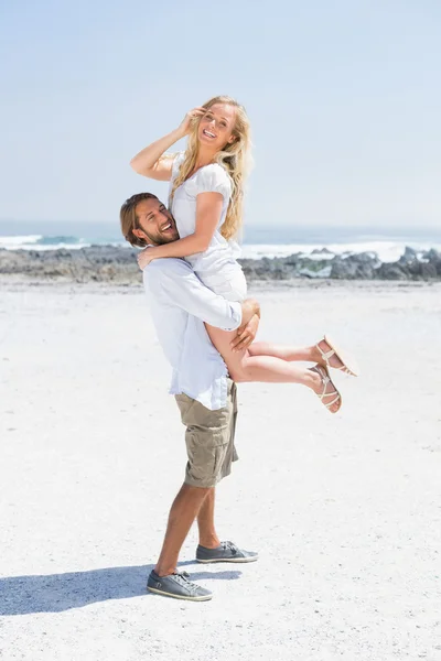 Leuk paar knuffelen op het strand — Stockfoto