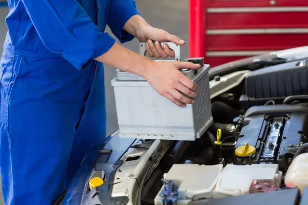 Mechaniker untersucht unter Motorhaube des Autos — Stockfoto