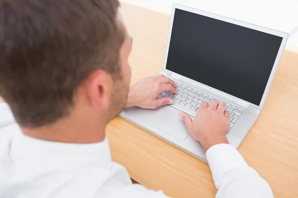 Zakenman werkt aan zijn bureau — Stockfoto