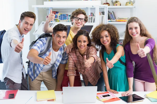 Estudantes felizes trabalhando juntos no laptop — Fotografia de Stock