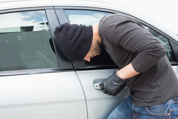 Dieb bricht in Auto ein — Stockfoto