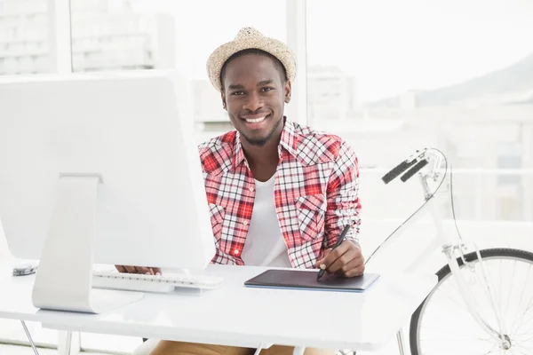 Businessman in straw hat using digitizer — Stock Photo, Image