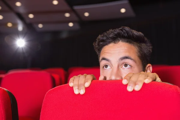 Молодой человек смотрит страшный фильм — стоковое фото