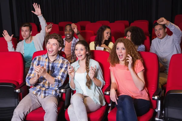 Jóvenes amigos viendo una película — Foto de Stock