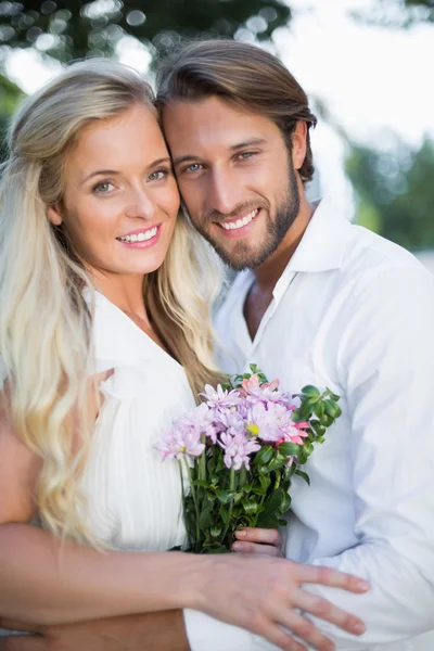 Couple attrayant souriant à la caméra — Photo