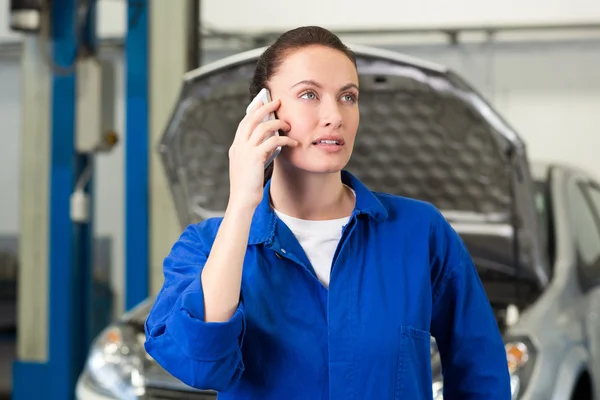 Mechanik rozmawia przez telefon. — Zdjęcie stockowe