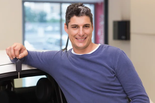 Cliente sonriente apoyado en el coche —  Fotos de Stock