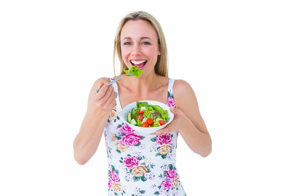 Leende blondin äta skål med sallad — Stockfoto