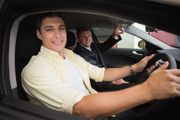 Empresário apontando um carro interior — Fotografia de Stock