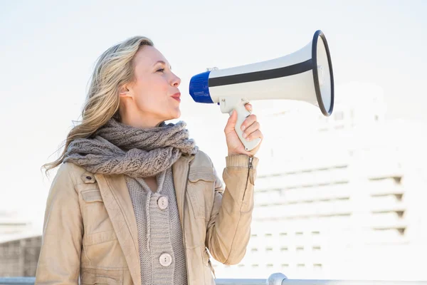 Lachende blonde spreken over megafoon — Stockfoto