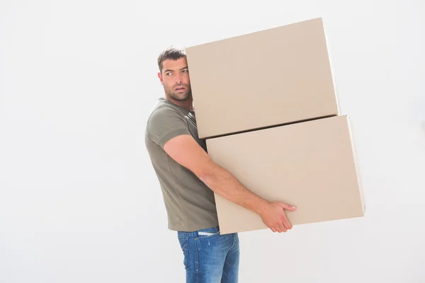 Mann trägt Umzugskartons aus Pappe zu Hause — Stockfoto