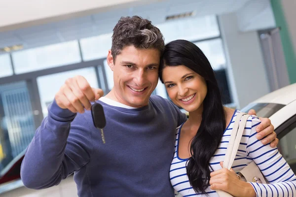 Casal segurando sua chave do carro novo — Fotografia de Stock