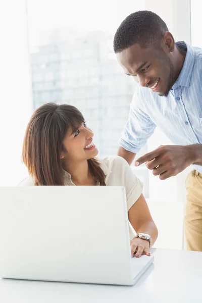 Glada medarbetare använder laptop tillsammans — Stockfoto