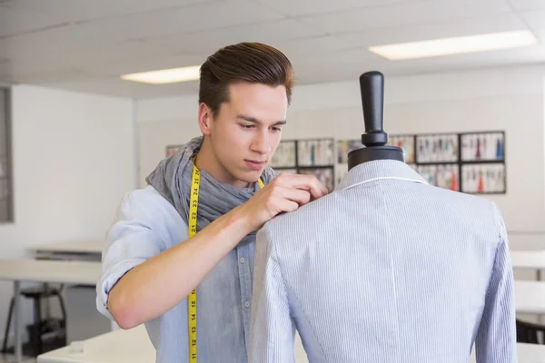 Mode student werkt aan mannequin — Stockfoto