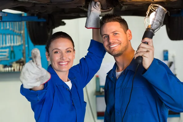 Equipo de mecánicos trabajando juntos —  Fotos de Stock