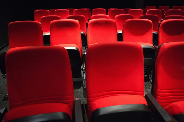 Fileiras vazias de assentos vermelhos — Fotografia de Stock