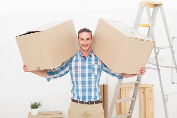 Uomo che trasporta scatole di cartone in movimento — Foto Stock