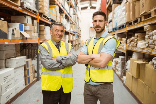 Warehouse team står med armarna korsade — Stockfoto