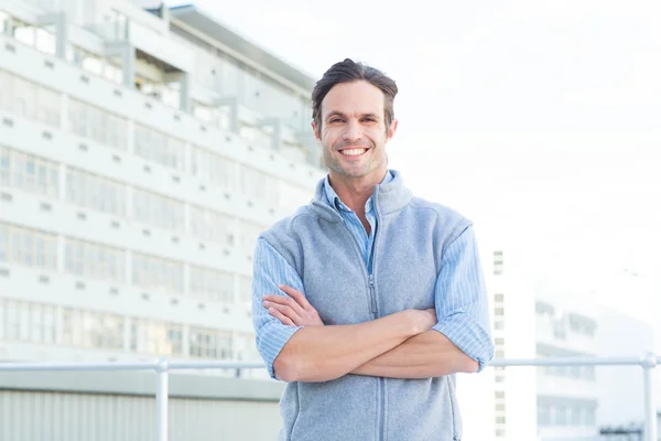 Zakenman staande gekruiste armen — Stockfoto