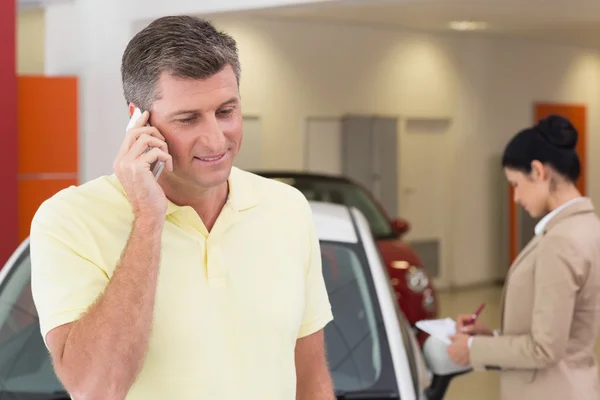 Cliente chamando com telefone celular — Fotografia de Stock