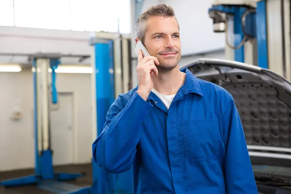 Smiling mechanic on the phone — Stock Photo, Image