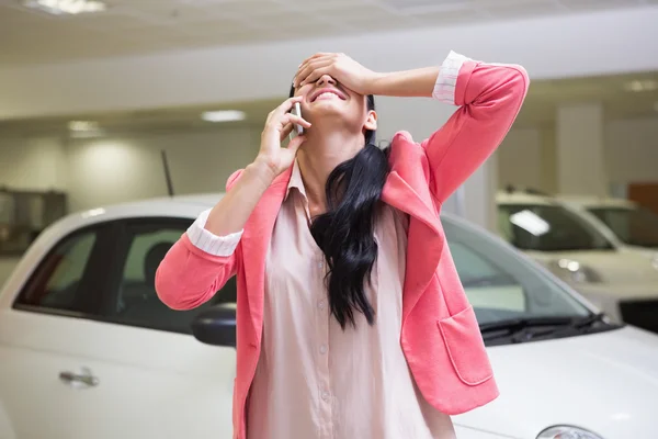 Lachende vrouw bellen iemand met haar mobiele telefoon — Stockfoto