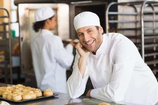 Baker χαμογελά στη φωτογραφική μηχανή — Φωτογραφία Αρχείου