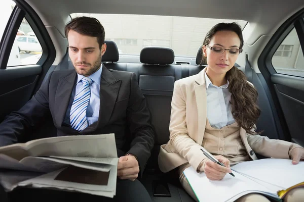 Team di giovani imprese che lavorano insieme — Foto Stock