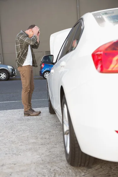 Verärgerter Mann überprüft nach Panne seinen Automotor — Stockfoto