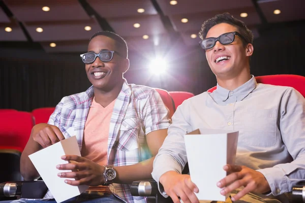 Jonge vrienden kijken naar een film — Stockfoto