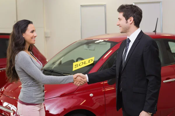 Persons shaking hands in front of sold car — Stock Photo, Image