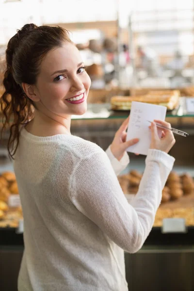 Frau überprüft ihre Einkaufsliste — Stockfoto