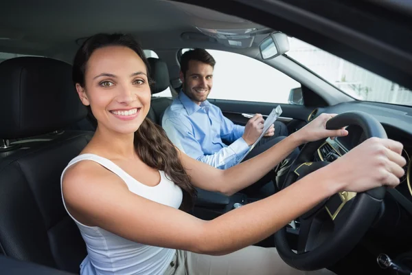 Jovem mulher recebendo uma lição de condução — Fotografia de Stock