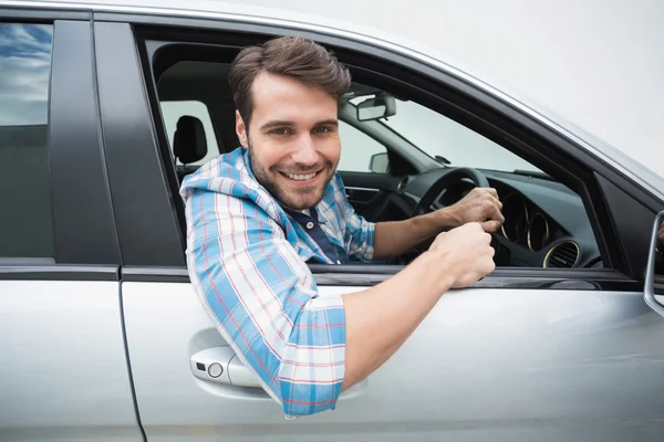 Joven sonriendo y conduciendo — Foto de Stock