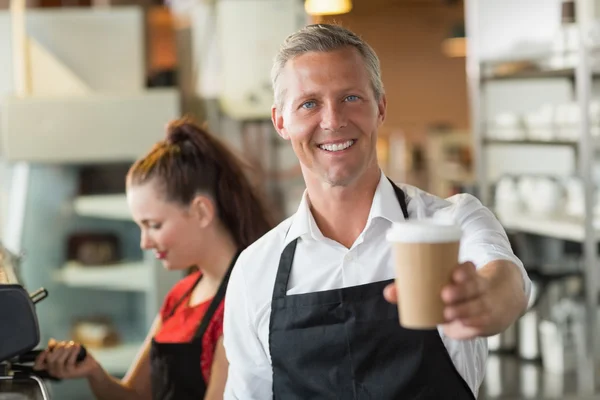 Barista χαμογελά στη φωτογραφική μηχανή — Φωτογραφία Αρχείου