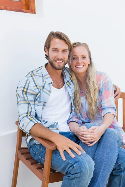 Atrakcyjna para siedzi na ławce — Zdjęcie stockowe