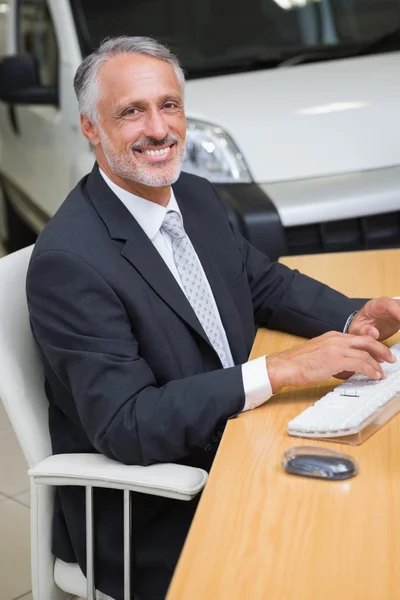 Alegre hombre de negocios trabajando en su escritorio — Foto de Stock