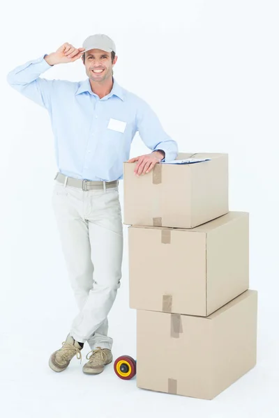 Entrega homem inclinado em caixas — Fotografia de Stock