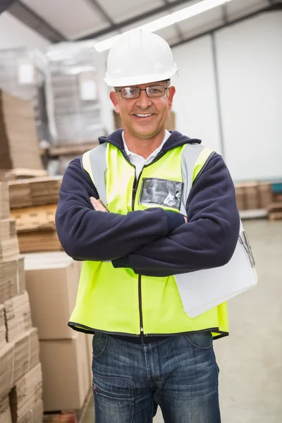 Werknemer met harde hoed in magazijn — Stockfoto